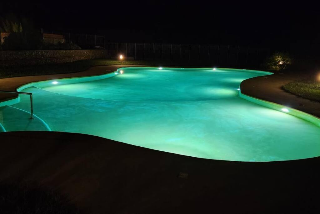 Appartamento Romantico Con Piscina 체르보 외부 사진